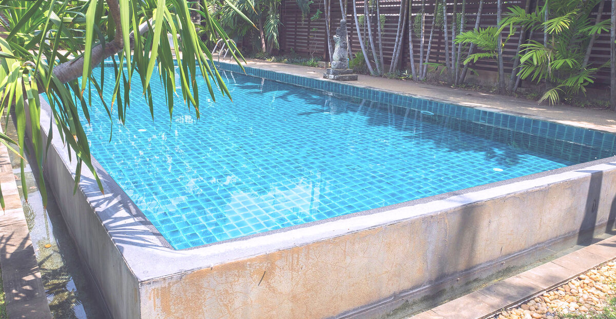 Piscine mosaïque bleue entretenue — Cap'Eau Piscine