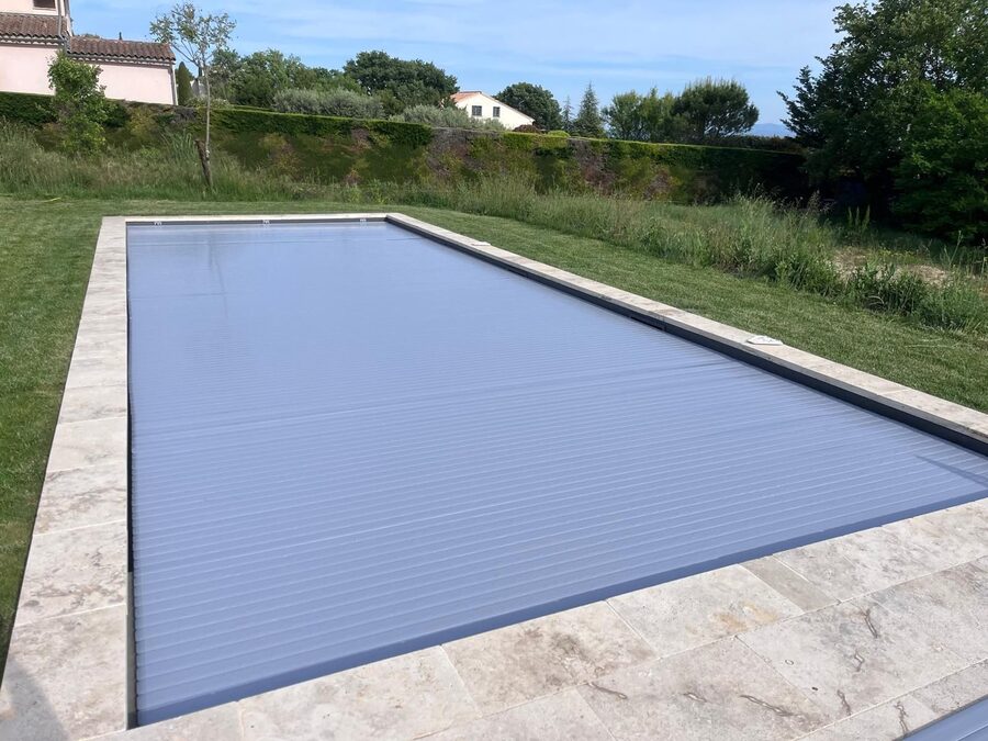 Volet roulant piscine gris anthracite — Cap'Eau Piscine